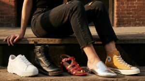 Czarne jeansy do kostek to powiew mody z lat 90. W 2026 roku przetestuj je z tymi 5 modelami butów